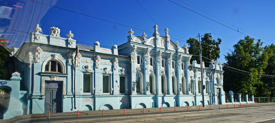 Голубой особняк в стиле барокко в Перми